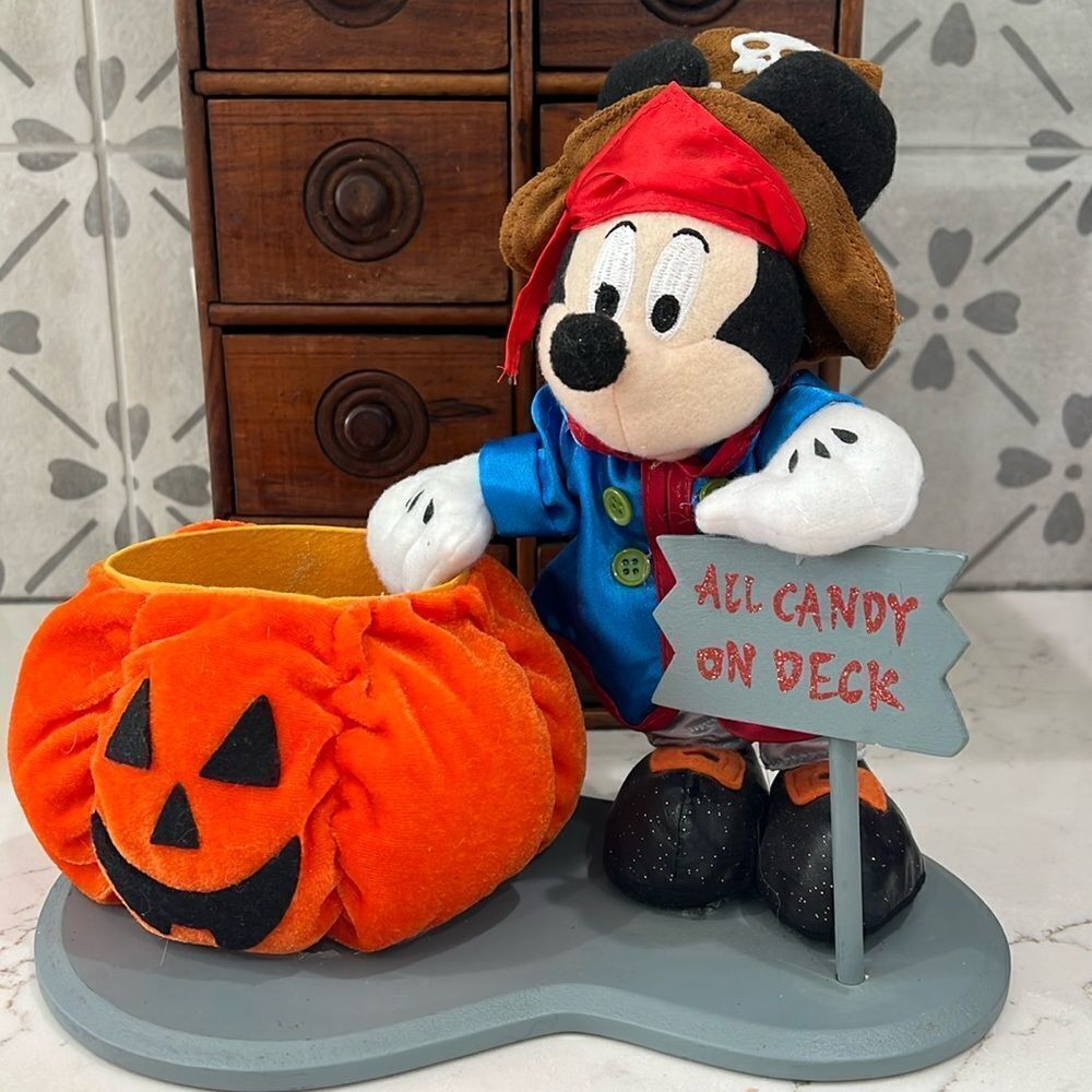 Vintage Mickey Mouse pirate Halloween treat holder. Very good vintage condition.